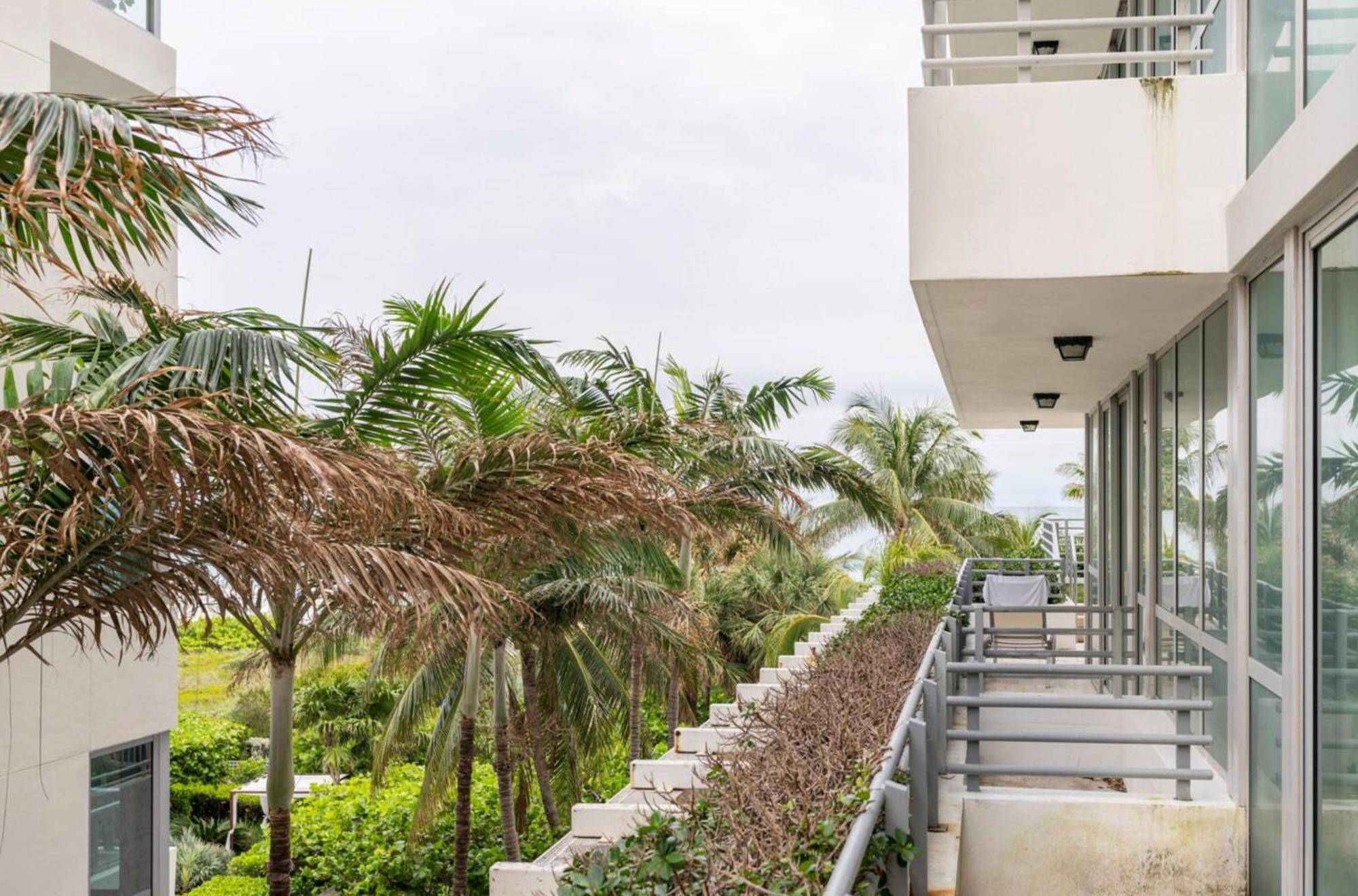 Beachfront Bentley Hotel One Bedroom Suite With Balcony And Beach Access ไมอามีบีช ภายนอก รูปภาพ