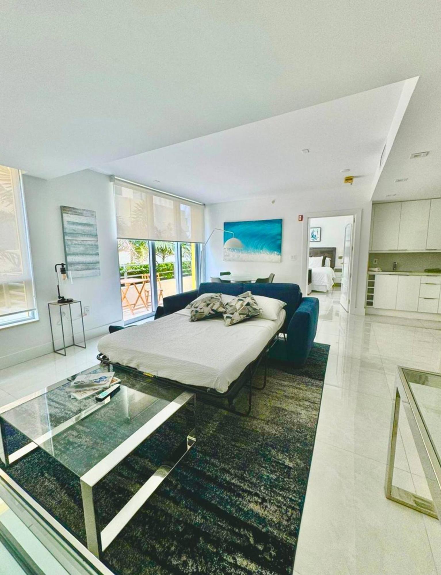 Beachfront Bentley Hotel One Bedroom Suite With Balcony And Beach Access ไมอามีบีช ภายนอก รูปภาพ