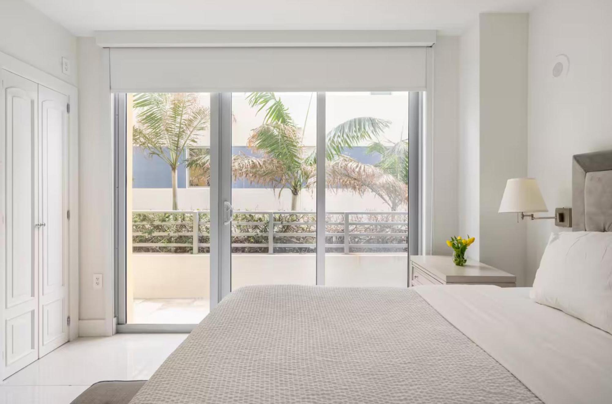 Beachfront Bentley Hotel One Bedroom Suite With Balcony And Beach Access ไมอามีบีช ภายนอก รูปภาพ